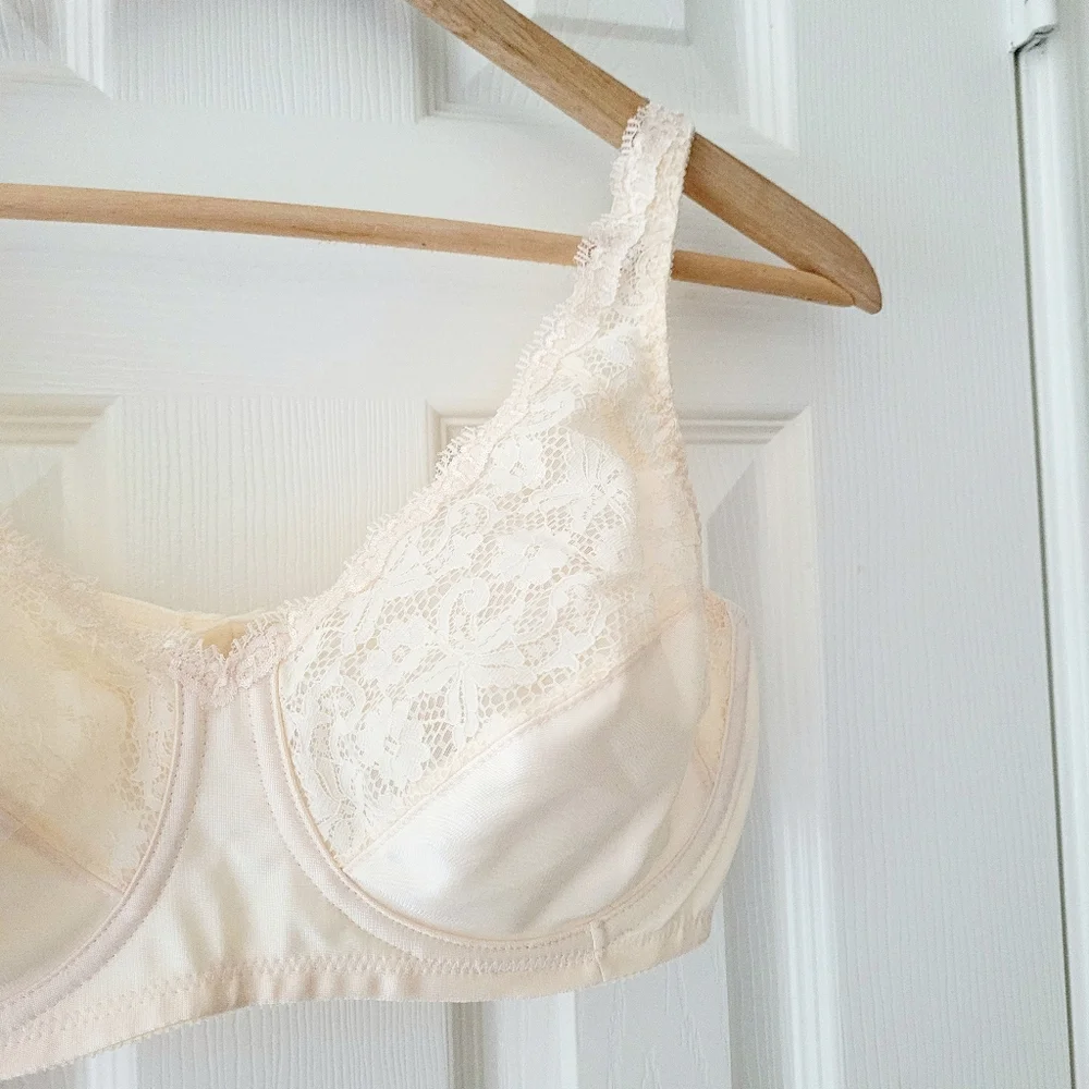 SOLD. Vintage bra - Picture 3 of 9